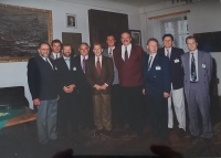 Zdeněk Štěpán (třetí napravo), starosta Českého Krumlova Jan Vondrouš (čtvrtý napravo) s Václavem Havlem, poč. 90. let