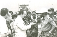 Witness in discussion with Mozambican President Samora Machel, Messica, Mozambique, 1986
