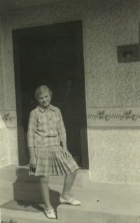 Božena Beňová před rodinným domem v Jenkovcích (první polovina 50. let)