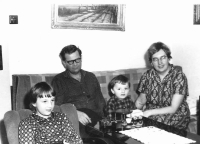Ivana Jelínková s rodiči a bratrem, 1973