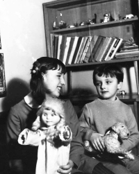 with her brother in 1971