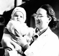 Roční Ivana s maminkou, 1961