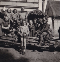 Pamětnice (třetí zleva) s přáteli a příslušníky Rudé armády v roce 1945