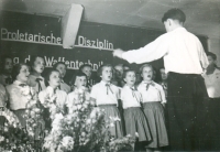 Pamětník jako dirigent dětského pěveckého sboru, 1957