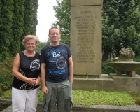 Manželka a syn Tomáš u pomníku padlých se jménem dědy Františka Klímy, Holovousy
