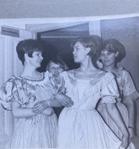 Rostya Gordon-Smith  (uprostřed), maturitní ples 1967