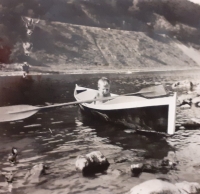 Malý Alfred Plocek v Pikovicích na letním bytě, rok 1935