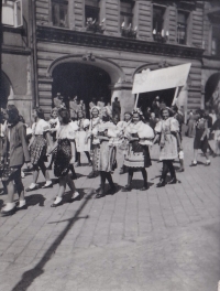 Věra Vítková v průvodu, 1945