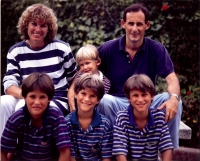 Rostya Gordon-Smith s manželem a se syny, Španělsko 1988