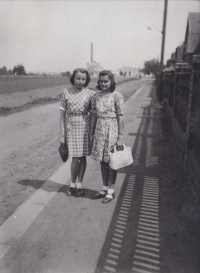 Pamětnice with her best friend Mila, 1945