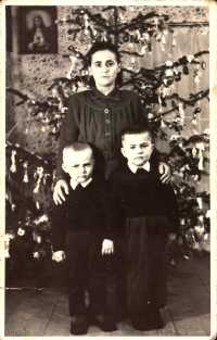 Ondrej Pöss s mamou Annou Pössovou, rodenou Schusterovou a starším bratom Jánom. 