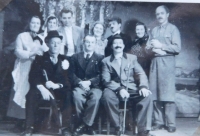 Alois Matěj (úplně vpravo) se souborem v ochotnickém divadle v Bartoňově v roce 1953 ve hře Od mlýna k mlýnu