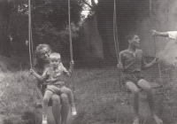 Anežka Němcová na brigádě v ústavu pro mentálně postižené děti, Stojanov ve Velehradě, 1975