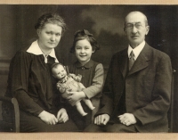 Doris Bartoníčková s prarodiči Josefem Böhmen a Marií Böhmovou v Dejvicích, 1942 (Fotografii posílali mamince do koncentračního tábora Ravensbrück.)