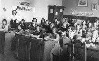 Doris Bartoníčková v dívčí třídě, 1946 
