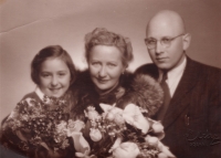 S matkou Marií Böhmovou a novým otcem Františkem Kleinem, 1946