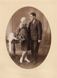 Svatba rodičů Doris Bartoníčkové, Marie Böhmové a Karla Bocka, 1926