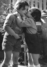 S kamarádkou Andulkou v Dejvicích, 1941