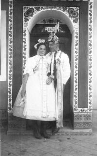 Rodiče Antonín a Marie Bartošovi v Lanžhotě, 1937