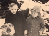 S Jaruškou Pružinovou, jejíž otec vařil pro převaděče, a se psem Centrem, kterého učili chodit přes česko-německou hranici. Německo, 1950 