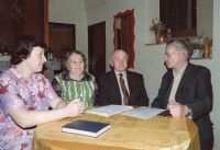 Účastníci výsadku Clay. Zprava Čestmír Šikola a Antonín Bartoš st. na setkání s Bohunkou Zicháčkovou, která s odbojáři spolupracovala, a její dcerou. Bystřice pod Hostýnem, 1990