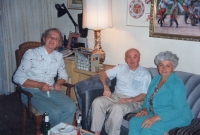 Manželé Bartošovi (vpravo) doma v New Yorku společně se Zdenou Veselou, dcerou podnikatele Josefa Sousedíka 