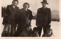 Maminka Marie Bartošová (zcela vlevo) a tatínek Antonín Bartoš st. (vpravo) během emigrace v Německu 