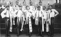 Otec Antonín Bartoš st. (spodní řada, třetí zleva) a jeho bratr Josef Bartoš (nahoře zcela vpravo) během folklorních slavností, počátek 30. let 