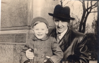 Antonín Bartoš ml. se svým otcem v Německu, 1950