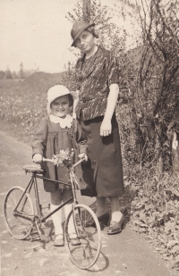 Pamětnice s maminkou v roce 1937