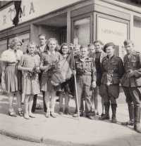 Věra Vítková (pátá zleva) s přáteli a příslušníky Rudé armády, 1945