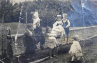 Helena Geršlová se setrou Marií (dívka s mašlí) a dětmi z pasek nad Sidonií, 1947