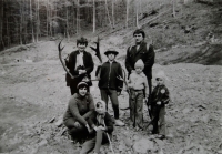 Helena Geršlová s dětmi a bratrem Pavlem na sběru paroží v lesech kolem Sidonie, pol. 80. let