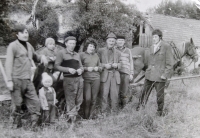 Helena Geršlová s rodinou při sběru trnek na pasekách nad Sidonií – zcela vpravo je bratr František, muž v klobouku je otec pamětnice, která stojí od něj vlevo spolu s manželem, poč. 70. let
