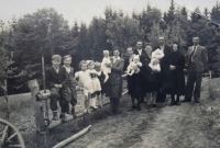 Helena Geršlová jako malé děvčátko (v náručí maminky Františky – 1. žena zleva), otec František stojí zcela vpravo a vedle něj jeho matka, Uhlisko 1947