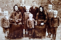 Prababička Apolena a babička Františka, otec František jako chlapec stojící nahoře uprostřed v tmavém obleku, nedatováno