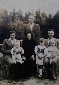 Rodinné foto: stojící strýc Karel, sedící zleva maminka pamětnice s malým bratrem Standou, babička Františka, otec František s pamětnicí na klíně, vedle stojí sestra Marie, asi 1947