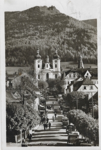 Hejnice (Haindorf) na předválečné fotografii s hotelem Perun
