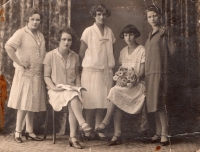 Sestry dědečka, zleva Anna (zemřela v NSR, odešla z Čech s americkou armádou), Emilie, Marie, Hedvika, Marta (odešla do SRN)