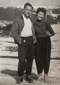 Alžběta Wildová s manželem Karlem Wildem v Krkonoších koncem 50. let