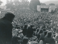 Oficiální název hudebního festivalu zněl Písní za mír