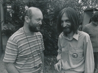 Vlevo zpěvák Peter Lipa spolu s hudebníkem a zakladatelem Sekce mladé hudby Ladislavem Zajíčkem, Folková Lipnice 