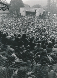 Dobový snímek potvrzuje několikatisícovou návštěvnost a oblibu hudebního festivalu Folková Lipnice, 1984-1988