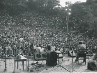 Pohled směrem z pódia na návštěvníky hudebního festivalu Folková Lipnice 1984-1988