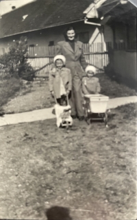 little Danica with her sister and mother around the time of hiding in Ilava