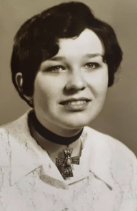 Jana Heinzlová in the graduation photo in 1971