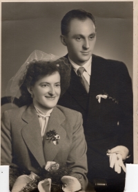 Svatební fotografie rodičů, 1956