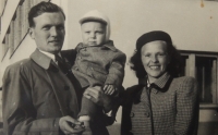 Rudolf Jurečka se synem Jarkem v náručí a jeho paní Ludmila Jurečková, 1953