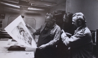 Karol Žižkovský si prohlíží grafický list Oldřicha Kulhánka (vlevo) v tiskařské dílně Tomáše Svobody (uprostřed), 1990