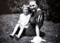 Libuše Beranová se svou maminkou (r. 1936)